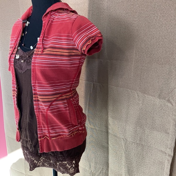 Maurice’s Burnt Red with Stripes Short-sleeve Hooded Top with Pockets Size S - Picture 3 of 10